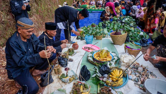 Dua penari membawakan Tarian Ronggeng saat mengikuti serangkaian budaya Nyadran Gunung Rogokusumo di Desa Silurah, Wonotunggal, Batang, Jawa Tengah, Jumat (24/11/2023). Nyadran Gunung Rogokusumo Silurah yang mengusung tema Harmonisasi Adat dan Kelestarian Alam dengan Mempertahankan Tradisi dan Budaya itu bertujuan sebagai tolak bala dari malapetaka dan untuk menjaga tradisi budaya dengan menggelar ider-ider desa, potong kambing, dan pentas Ronggeng. ANTARA FOTO/Harviyan Perdana Putra/nym.
