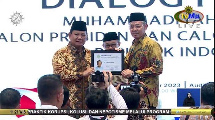 PP Muhammadiyah memberikan capres nomor urut 2 Prabowo Subianto anggota kehormatan Muhammadiyah. Prabowo diangkat menjadi anggota kehormatan Muhammadiyah di Universitas Muhammadiyah Surabaya, Jumat (24/11/2023).