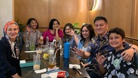 Bersama Titi Kamal dan sejumlah artis lain, begini gaya Nafa Urbach ketika makan di restoran. Momen itu memperlihatkan mereka yang tampak menikmati aneka minuman segar. Foto: Instagram @nafaurbach