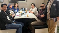 Nafa Urbach juga terlihat menonton film bersama rekan-rekannya. Tak lupa mereka membeli minuman dan camilan dari kafe tersebut. Foto: Instagram @nafaurbach