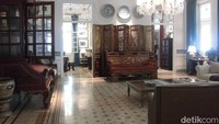 Sekarang Rumah ini beroperasi sebagai wisata pengenalan batik Keris, namun siapa sangka dulunya rumah ini dulu lebih dikenal dengan nama Omah Lowo atau rumah kelelawar.