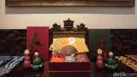 Uniknya, tidak seperti destinasi wisata pada umumnya yang menggunakan tiket masuk, di sini satu pengunjung harus membeli satu souvenir yang dijual di tokonya terlebih dahulu untuk masuk ke dalam galeri batik dan taman. Bisa juga dengan memesan di kafe minimal Rp 50 ribu.