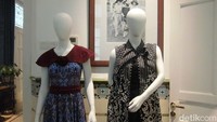 Barang-barang di toko ini sangat beragam ada pakaian-pakaian batik, sendal, tas aksesoris, hingga gantungan kunci mulai dari Rp 25 ribu. Semua barangnya khas souvenir ala Jawa dengan motif batik keris.