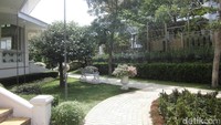 Di bagian luarnya, ada taman cantik yang dihiasi dengan bunga-bunga dan jalan setapak di sepanjang taman. Air mancur di tengah taman serta beberapa bangku putih di sisi-sisinya memberikan kesan taman yang elegan dan feminim. Bagi Anda yang ingin merasakan suasana hidup ala putri Solo, wajib banget datang ke Istana Heritage Batik Keris ini. Tempatnya buka setiap hari mulai dari jam 09.00-21.00 WIB.
