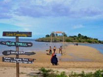 Menikmati Pesona Laut Terbelah Pantai Lariti di Bima