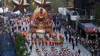 Parade tersebut menampilkan balon-balon berbagai bentuk karakter, kendaraan hias, marching band, kelompok pertunjukan, badut, dan bintang musik. (REUTERS/Brendan Mcdermid)