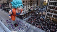 Warga New York berbondong-bondong turun ke jalan-jalan di Manhattan untuk menyaksikan Parade Hari Thanksgiving Macy ke-97. (REUTERS/Brendan Mcdermid)  