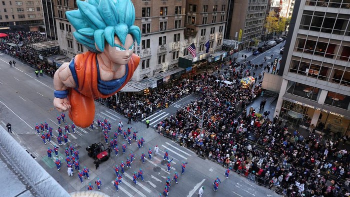 Police officers detain protestors during the 97th Macy's Thanksgiving Day Parade in Manhattan, New York City, U.S., November 23, 2023. REUTERS/Brendan Mcdermid