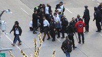 Akibatnya, parade itu terpaksa dialihkan dan beberapa pengunjuk rasa diborgol. (REUTERS/Brendan Mcdermid)