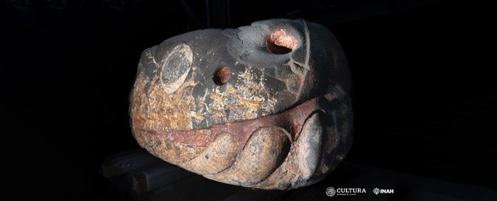 Patung kepala ular suku Aztec.