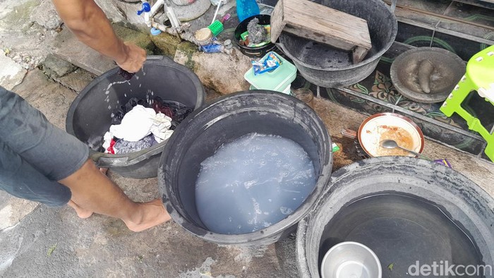 Sejumlah warga di Mojosongo Solo mengeluh. Pasalnya, air yang keluar dari pipa PDAM Toya Wening Solo tidak layak dikonsumsi.