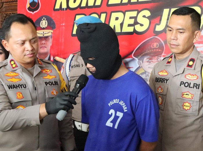 R (21), pelaku penganiayaan dan pencurian motor saat dihadirkan di konferensi pers di Mapolres Jepara, Jumat (24/11/2023).