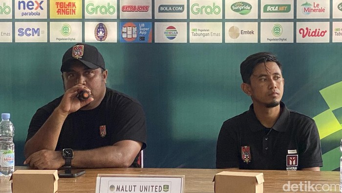 Pelatih Malut United Imran Nahumarury dan pemain Malut United Bagus Nirwanto saat sesi jumpa pers di Monumen PSSI, Jumat (24/11/2023).