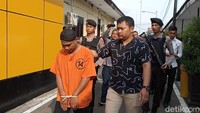 Handono menggunakan baju tahanan saat dihadirkan bersama dengan sejumlah barang bukti yang diamankan dalam penemuan kerangka, yang diketahui adalah istrinya, Fitriani (21).
