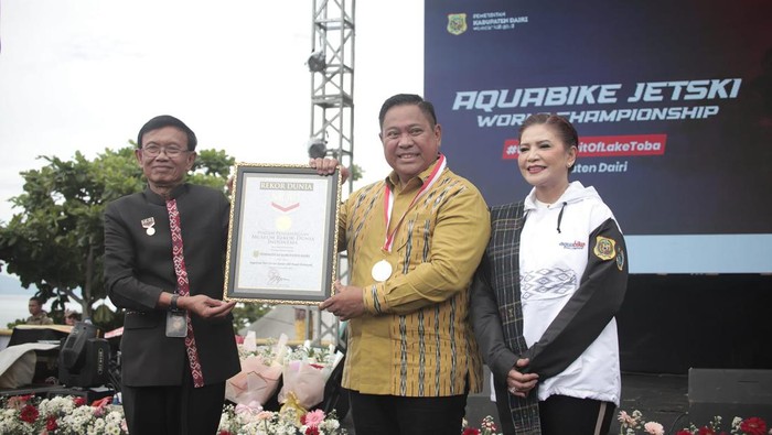 Pemkab Dairi raih rekor Muri penari cawan terbanyak.