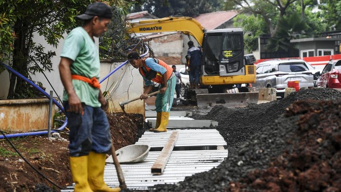 Pemprov DKI Jakarta Bangun 10 Jalan Tembus Pekerja menyelesaikan pengerjaan trotoar proyek jalan tembus K.H. Mas Mansyur - Jalan Jenderal Sudirman, Jakarta, Kamis (23/11/2023). Pemprov DKI Jakarta akan membangun 10 jalan tembus (missing link) pada 2023 hingga 2024 sebagai upaya mengurai kemacetan di DKI Jakarta. ANTARA FOTO/Hafidz Mubarak A/tom.