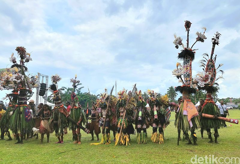 Penampilan Tari Kepala Panjang di Festival Budaya Keerom ke-8