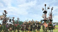 Diantara para penari juga ada yang membawa Yi, seruling tradisional Papua yang bila diperhatikan bentuknya seperti terompet. Serta ada juga yang membawa busur panah. Begitu ramai penampilan dari ritual ini. Si sakit pun dipukul-pukul badannya dengan daun oleh tabib lalu membaluri tubuhnya dengan tanah. Ini merupakan tanda ritual telah usai.