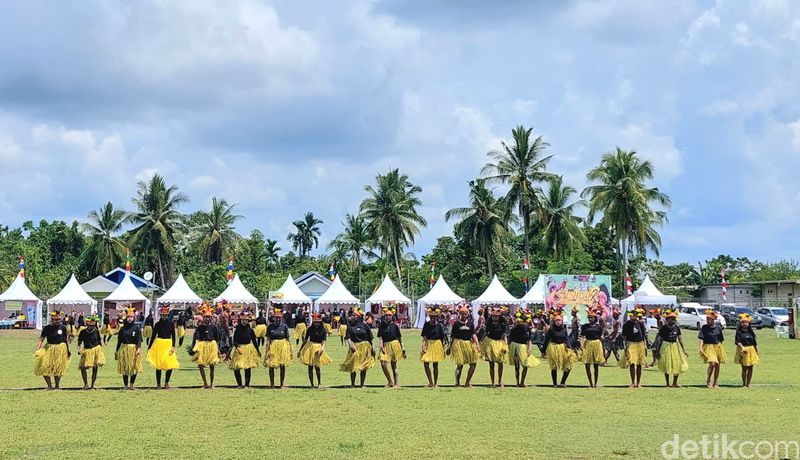 Penampilan tari kolosal oleh pelajar SMA dan SMK Keerom