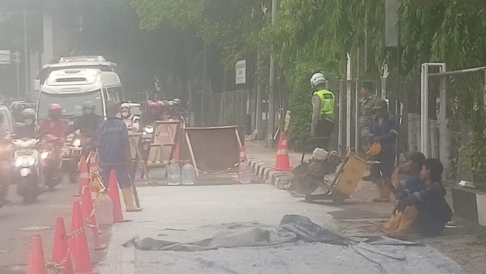 Perbaikan Jalan di Depan RS Harapan Kita