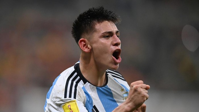 Pesepak bola Timnas Argentina Claudio Echeverri (10) melakukan selebrasi usai mencetak gol ke gawang Brasil pada perempat final Piala Dunia U-17 2023 di Jakarta International Stadium, Jakarta, Jumat (24/11/2023). ANTARA FOTO/Sigid Kurniawan/tom.