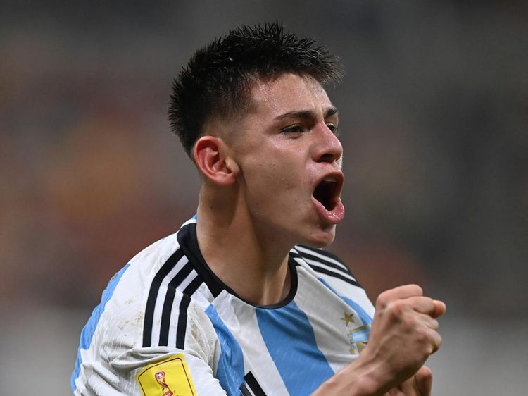 Hat-trick Echeverri dari Argentina Singkirkan Brasil 3-0