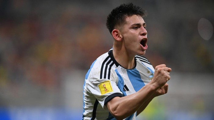 Pesepak bola Timnas Brasil Kaua Elias berebut bola dengan pesepak bola Timnas Argentina Tobias Palacio dalam perempat final Piala Dunia U-17 2023 di Jakarta International Stadium, Jakarta, Jumat (24/11/2023). ANTARA FOTO/Sigid Kurniawan/rwa.