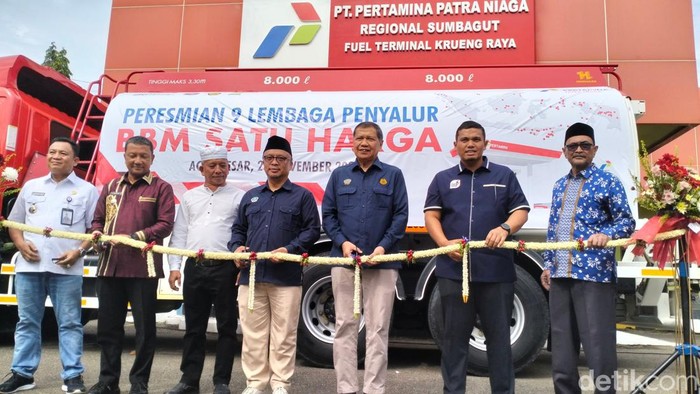 Peresmian sembilan lembaga penyalur BBM subsidi satu harga digelar di Terminal BBM Krueng Raya, Aceh Besar. (Agus Setyadi/detikSumut)
