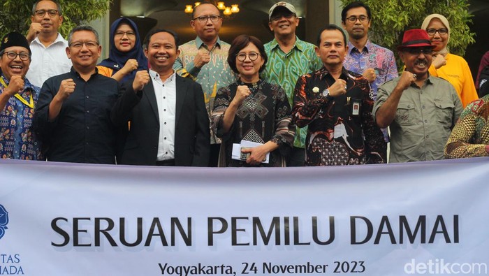 Pimpinan universitas swasta dan negeri di Jogja serukan Pemilu 2024 yang damai, di Balairung UGM, Sleman, DIY, Jumat (24/11/2023).