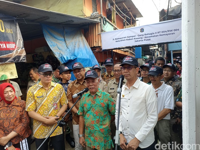 Pj Gubernur DKI Heru Budi Hartono meninjau mengalirnya air PAM di daerah Kebon Kosong, Kemayoran, Jakpus, 24 November 2023. (Tiara Aliya A/detikcom)