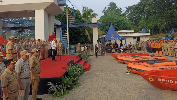 Pj Gubernur DKI Heru Budi Hartono pimpin apel siaga banjir dilaksanakan di Kanal Banjir Timur (KBT).