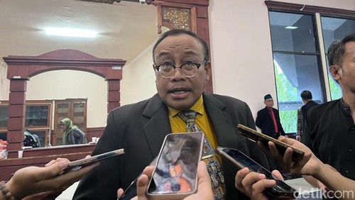 Pj Gubernur NTB Lalu Gita Ariadi saat ditemui di Kantor DPRD NTB pada Jumat (24/11/2023) sore. (Helmy Akbar / detikBali)