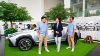 Chief Executive Officer Subaru Indonesia, Arie Christopher berbincang dengan Board of Director Plaza Capital Group, Paula Dewiyanti bersama General Manager Operation, Plaza Subaru, Ricky Aliwarga.