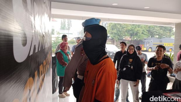 Polisi menangkap Willy atas dugaan KDRT terhadap istrinya, dr Qory. Polisi menunjukkan 2 pisau dapur panjang sebagai barang bukti terkait kasus KDRT tersebut.