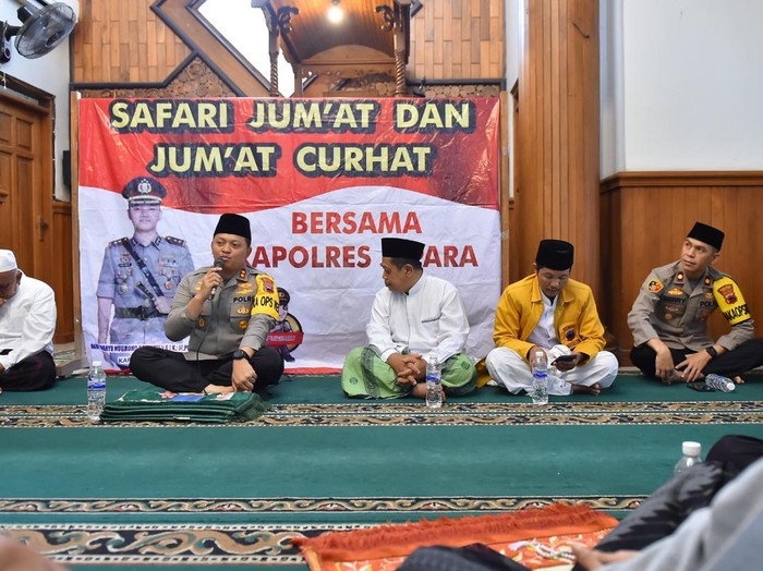 Polres Jepara, Jawa Tengah, menggelar Jumat Curhat di Masjid Baitul Muqorrobin, Kelurahan Demaan, Kecamatan Jepara, Jumat (24/11/2023).