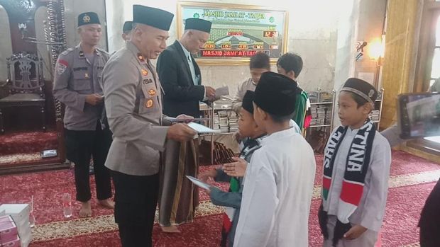 Polsek Pesanggrahan Jaksel dan warga menggelar doa bersama bagi warga Palestina