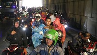 Dampaknya, satu lajur jalanan tertutup oleh motor yang berhenti. 