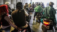 Sejumlah daerah di Jakarta diketahui diguyur hujan siang ini.
