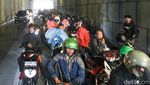 Pondok Indah Hujan, Pemotor Makan Jalan Saat Berteduh di Underpass