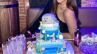 Rayakan ulang tahunnya dengan meriah, Millen dapat kejutan kue dengan tema laut biru yang menggemaskan. Foto: Instagram @millencyrus
