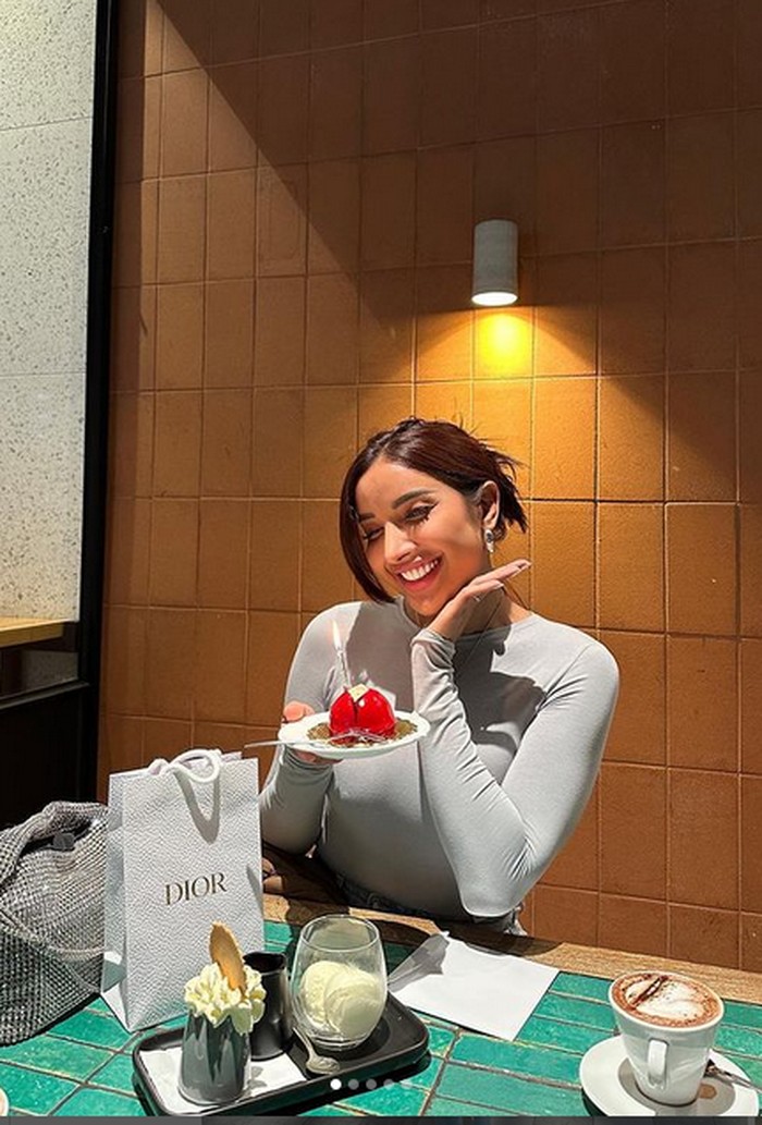 Pose Keren Millen Cyrus Saat Ngopi di Australia hingga Sarapan di Bali Pose Keren Millen Cyrus Saat Ngopi di Australia hingga Sarapan di Bali