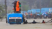 Dilaporkan sedikitnya 61 orang tewas akibat banjir bandang tersebut.  