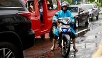 Sejumlah kendaraan menerobos hujan di kawasan Rawamangun, Jakarta, Jumat (24/11/2023). 
