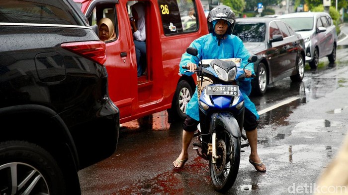 Sejumlah kendaraan menerobos hujan di kawasan Rawamangun, Jakarta, Jumat (24/11/2023).