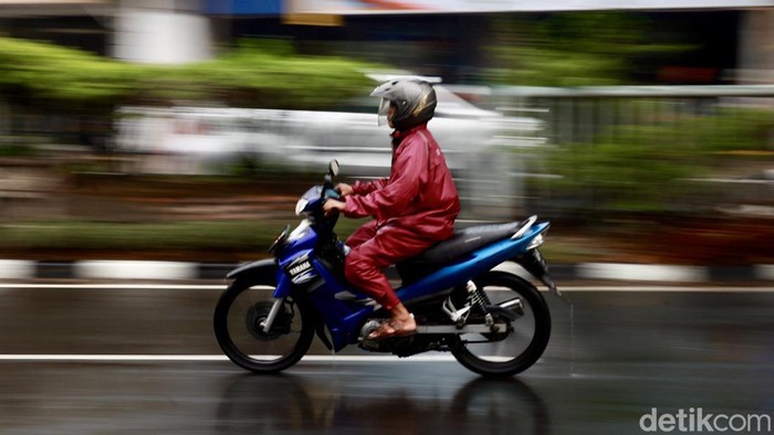 Sejumlah kendaraan menerobos hujan di kawasan Rawamangun, Jakarta, Jumat (24/11/2023).