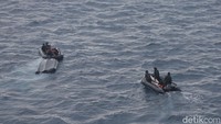 Selama serangan oleh pembajak, seluruh awak kapal disandera di bridge atau anjungan kapal. Komunikasi dengan kapal terputus. Kapal tanker dikuasai oleh pembajak dan mencoba membawa kapal keluar dari tujuan awal. Jangkar kapal terseret dan mengenai pipa minyak bawah laut 16” dari Field Tanjung menuju Kilang Balikpapan. Anjungan Minyak Lepas Pantai Sepinggan milik Pertamina juga tidak luput dari serangan para pembajak. 