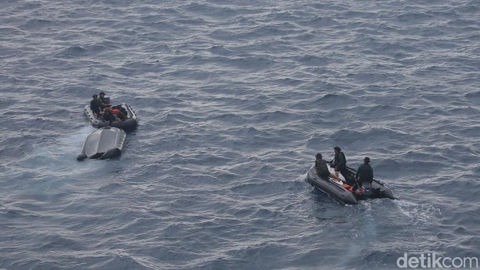 Potret Simulasi Penanganan Teror dan Minyak Tumpah di Balikpapan Simulasi penanganan tumpahan minyak dan anti teror digelar di Sepinggan Field zona 10, Balikpapan, Kalimantan Timur. Begini prosesnya, Kamis (23/11/2023).
