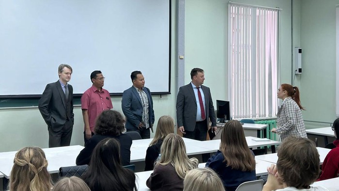 UPNVJ mengunjungi kampus Rusia, Lobachevsky State University of Nizhny Novgorod (UNN). Kunjungan tersebut dalam rangka menindaklanjuti kesepakatan proyek ilmiah dan pendidikan bersama, Jumat (24/11/2023).