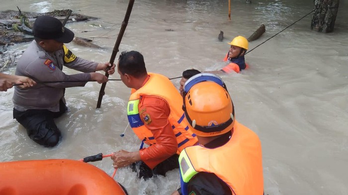 Proses evakuasi masyarakat di Kelurahan Darussalam, Meral Barat, Karimun. (dok BPBD Kepri)