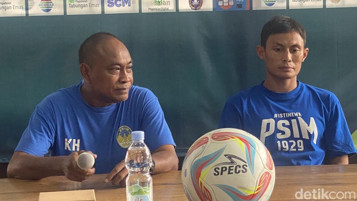 Kas Hartadi dan Dias Angga saat sesi jumpa pers di Monumen PSSI, Jumat (24/11/2023).